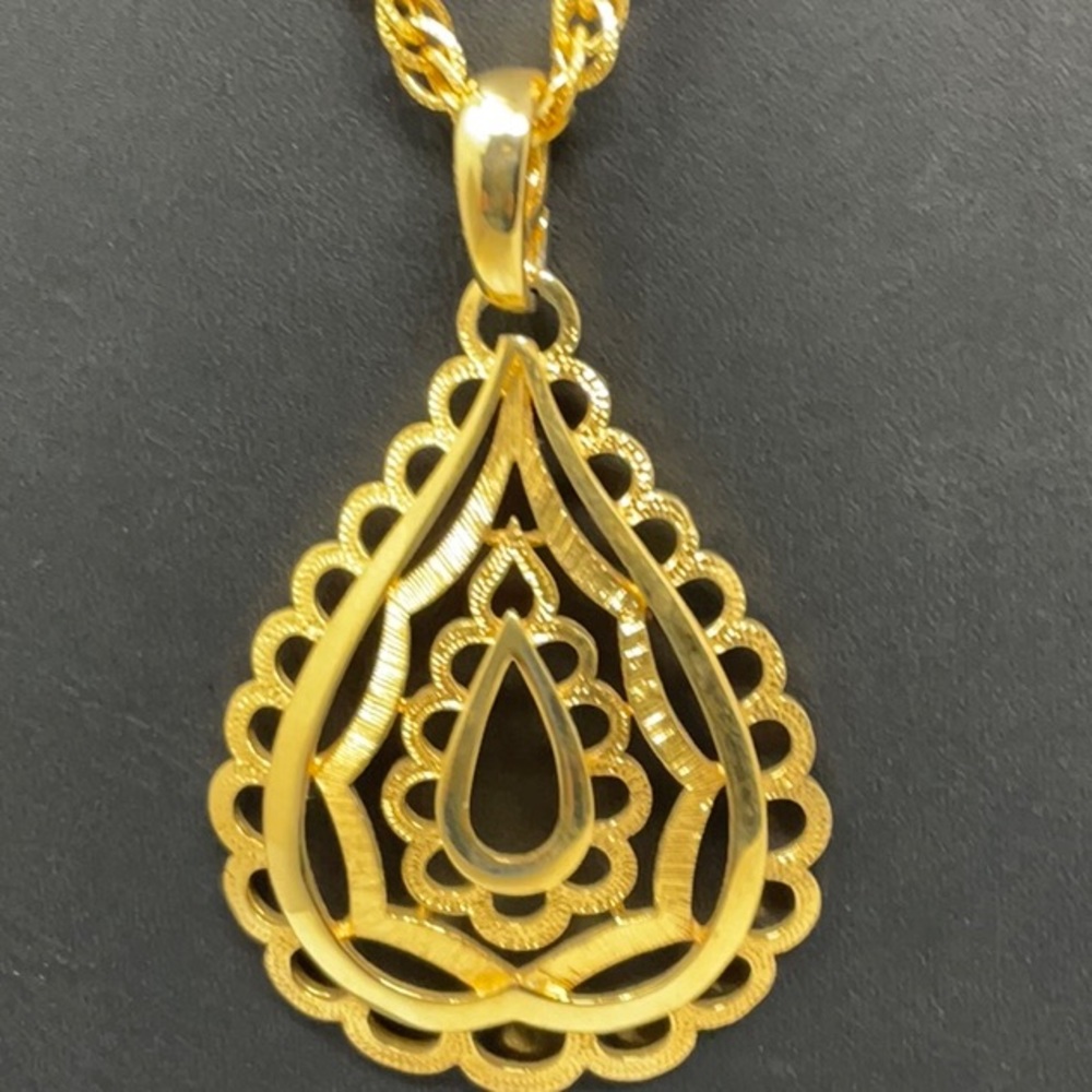 Vintage 24 inch rolo type gold tone chain, with large gold tone pendant. - Picture 3 of 8